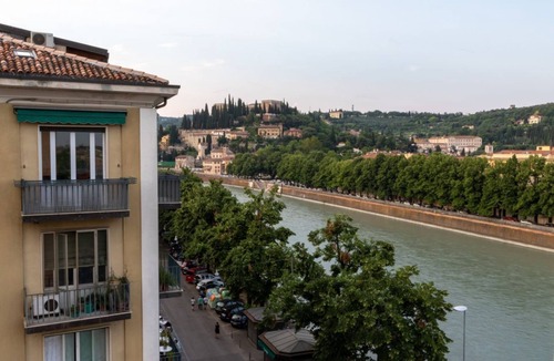 Citta Antica Apartment | Nizza- Verona Journeys Big apartment with beautiful view in the city centre