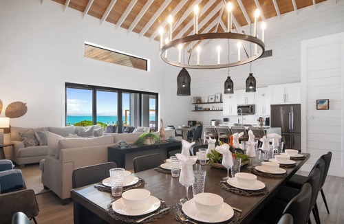Jimmy Hill House | Oceanfront 5BR Luxury Villa with Heated Infinity Pool Hammocks and Ocean Bar