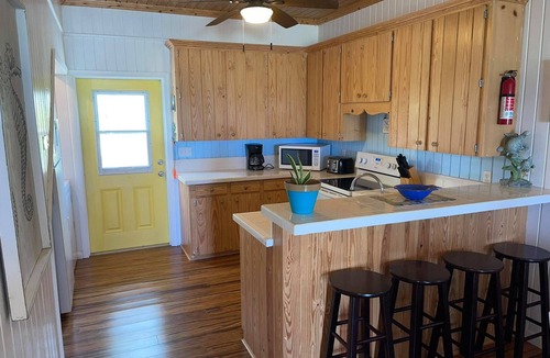 Spanish Wells Cottage | ON THE BEACH w/Kayaks, Paddleboard, Amazing Views Throughout