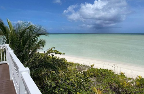 Spanish Wells Cottage | ON THE BEACH w/Kayaks, Paddleboard, Amazing Views Throughout