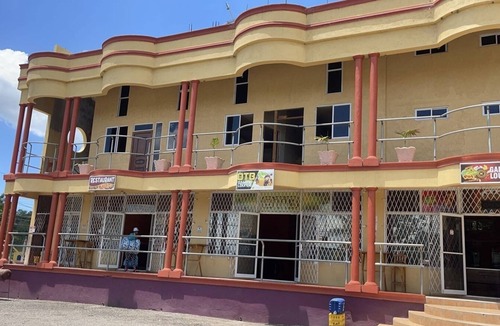 Middle Quarters Apartment | One Bedroom Apartment minutes from Ys Falls, Safari and Zoo: Royale Flush Suites