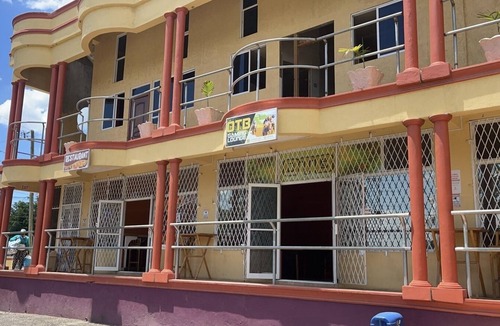 Middle Quarters Apartment | One Bedroom Apartment minutes from Ys Falls, Safari and Zoo: Royale Flush Suites