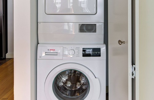 Financial District Apartment | One Bedroom in Luxury Building, near Wall Street