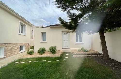 Rosny-sous-Bois Apartment | P'tit Van Gogh - Studio Apartment, Sleeps 3