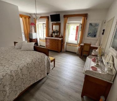 Santo Stefano di Cadore House | Palazzo Cervesato: Camera Regina Margherita
