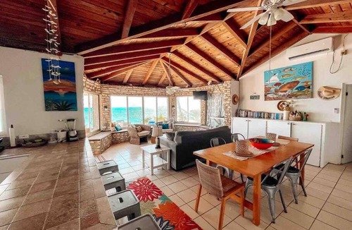 Tar Bay House | Paradise Point Ocean Front Home-Close to Airport