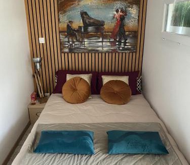 Pantin Apartment | Paris-Zénith-bienvenue-terrasse-Netflix