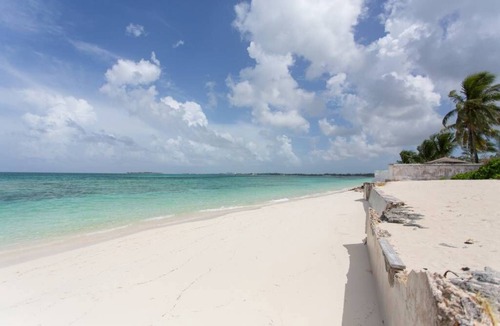 Westward Villas Subdivision Apartment | *Perfect Couple Retreat*Steps from a Private Beach
