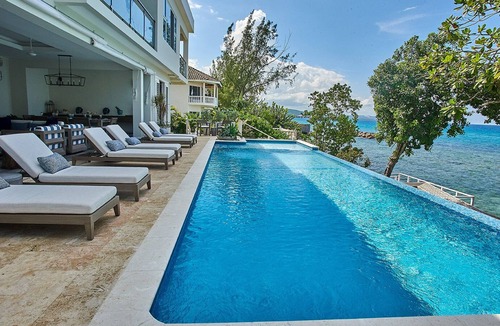 Runaway Bay Villa | Petite Paradise - 4 Bedroom Luxury Villa with Private Beach