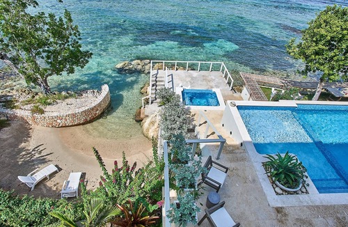 Runaway Bay Villa | Petite Paradise - 4 Bedroom Luxury Villa with Private Beach