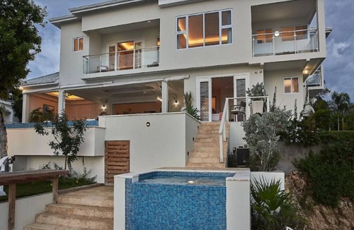 Runaway Bay Villa | Petite Paradise - 4 Bedroom Beachfront Oasis