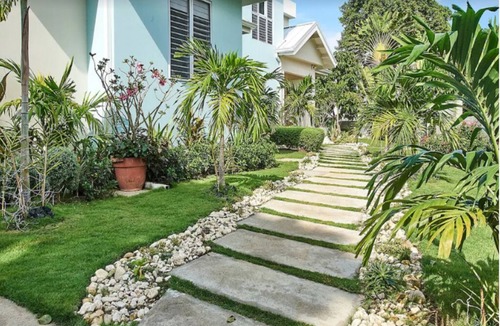 Runaway Bay Villa | Petite Paradise - 4 Bedroom Beachfront Oasis