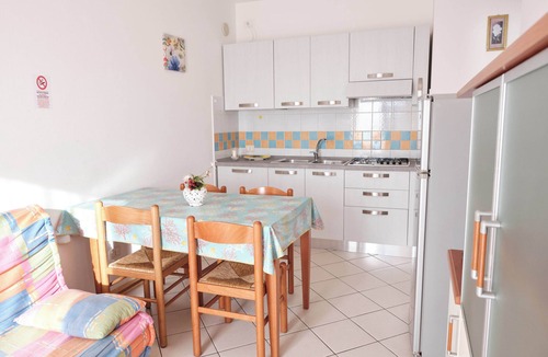 Rosapineta Apartment | Poolside escape in Rosolina-Beahost