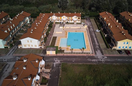 Rosapineta Apartment | Poolside escape in Rosolina-Beahost
