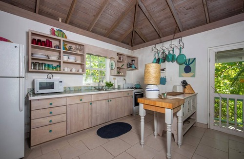 North Palmetto Point Cottage | Poponi Cottage on pink sand Beachfront Estate