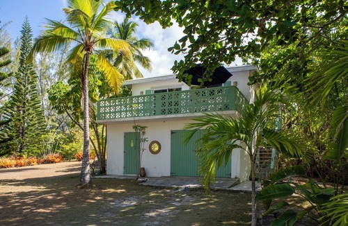 North Palmetto Point Cottage | Poponi Cottage on pink sand Beachfront Estate