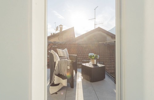 Torno Apartment | Pozzo Vertical Apartment with garden and parking