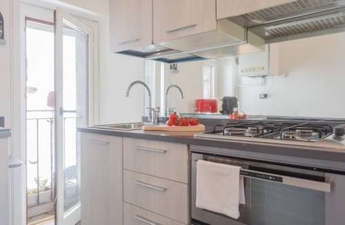 Carate Urio Apartment | Pretty Studio in Old Town