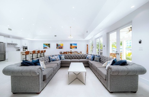 Alice Town House | Private 4 -bed home w/dock facing the Hilton Hotel.