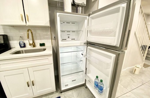 East New York House | Private Clean 3BD/1BA Free Parking/5min Metro Subway train