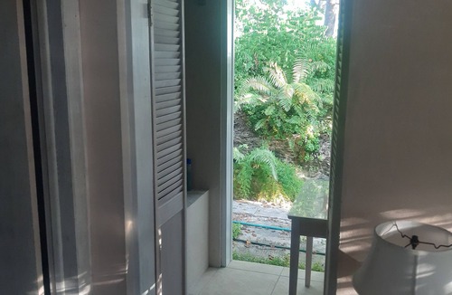 George Town Apartment | Private Island w Causeway to Town, 2 Bedroom, 2 bathroom, Full kitchen, Sleeps 6