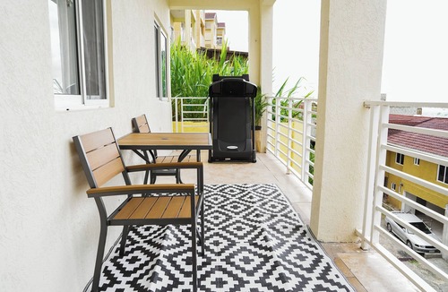 Jack's Hill Apartment | Quiet 2-bedroom apartment with WiFi and patio fitness area in vibrant Kingston