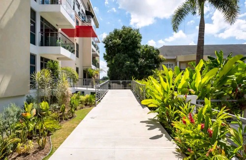 Saint Andrew Apartment | Quite and stylish with 24 hour security. Also very central