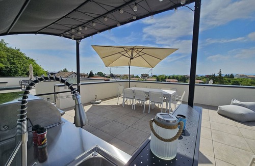 Montioni Apartment | Regarda - "Zoe" appartment with pool and large lake-view terrace