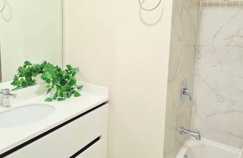 Beverly Hills Apartment | Relax @ the Lofts Lounge 2B/R lGymlTennis|Views