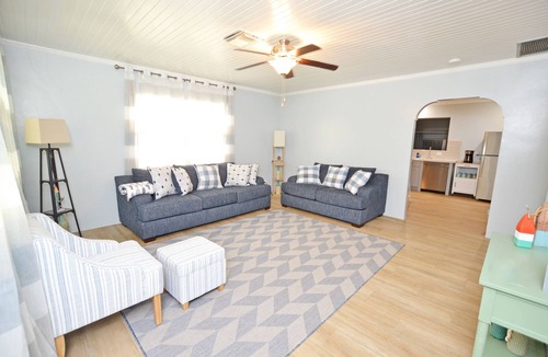 Spanish Wells House | Renovated 3 bedrooms/2 bath. 2-minute walk to the beach!