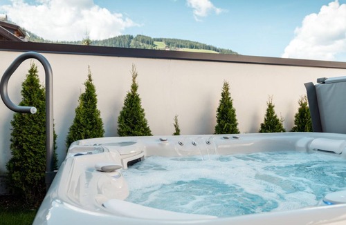 San Vigilio Apartment | Residence Corn - Standard Apartment 8 with Mountain View, Jacuzzi, Wi-Fi & Balcony