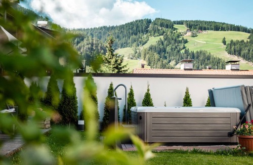 San Vigilio Apartment | Residence Corn - Standard Apartment 8 with Mountain View, Jacuzzi, Wi-Fi & Balcony