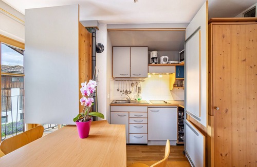 Issengo Apartment | Residence Grünbacher Apartment 6 with Balcony and Shared Pool