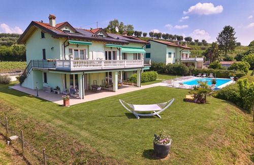 Montioni Apartment | Residenza Pastrengo - apartment Lillà with pool and terrace