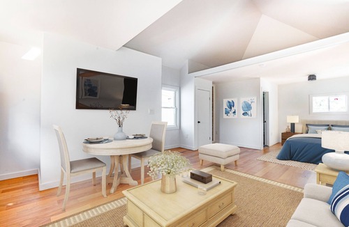 Queens Apartment | Rockaway Beach Loft! Coastal Farmhouse 2nd FLR APT high vaulted ceilings!