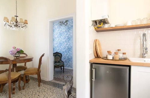 Marghera Apartment | Romantic Hideaway Near Venice - Excellent Transport Links & Handy Free Parking