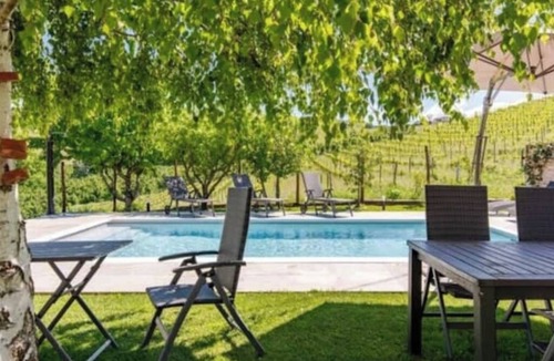Neive House | Room 2 with private bathroom