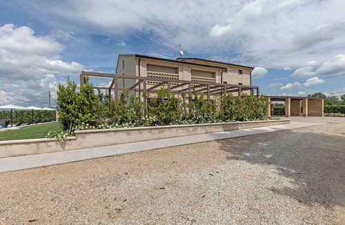 Castelnuovo del Garda Apartment | Room 'Agr Casa Pezzo Doppia 1 Piano' with Shared Pool, Wi-Fi and Air Conditioning