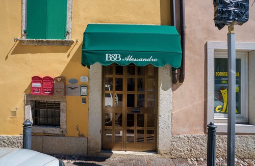 Villa Lagarina Apartment | Room 'Alessandro A Laura' with Wi-Fi