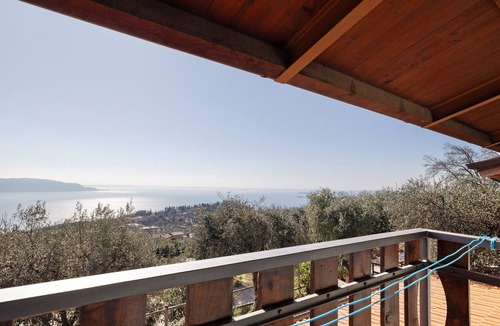 Gaino Apartment | Room 'Camera Familiare Classic' with Lake View, Shared Garden and Wi-Fi