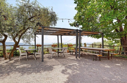 Gaino Apartment | Room 'Camera Familiare Classic' with Lake View, Shared Garden and Wi-Fi