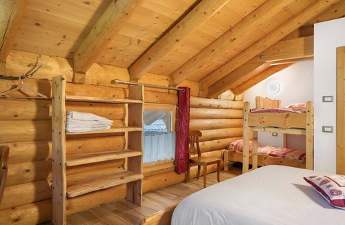 Cogolo Apartment | Room 'Cazzuffi Pervinca' with Mountain View, Shared Garden and Wi-Fi