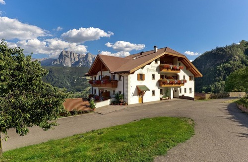 Barbiano Apartment | Room 'Hotel Pennhof Rubis' with Mountain View, Shared Pool and Wi-Fi