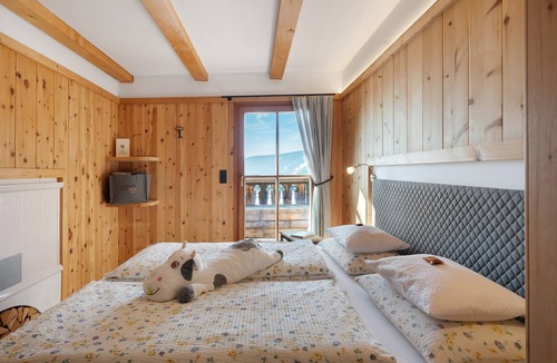 Villandro Apartment | Room 'Lila' with Shared Terrace, Shared Garden and Wi-Fi