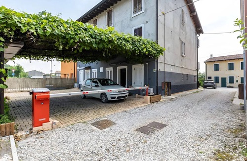 Dossobuono Apartment | Room 'Shakespeare' with Wi-Fi and Air Conditioning