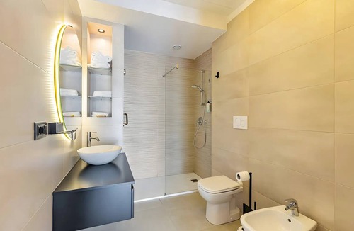 Dossobuono Apartment | Room 'Shakespeare' with Wi-Fi and Air Conditioning