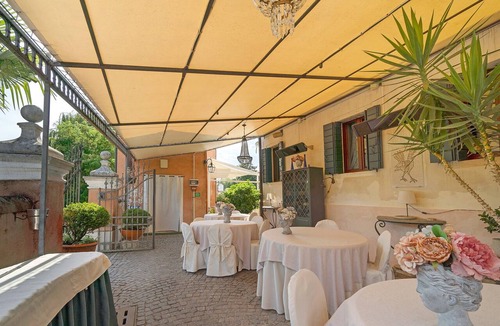 Dolo Apartment | Room 'Villa Goetzen - Camera Matrimoniale' with Wi-Fi and Air Conditioning