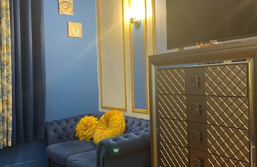 Crown Heights Apartment | Royal Crown (Heights) suite on the Parkway, near MTA trains & buses