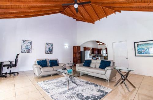Runaway Bay Apartment | Runaway Bay Gem