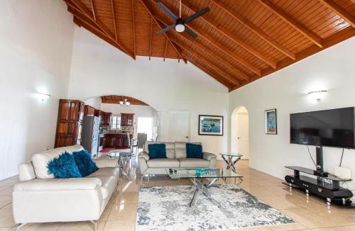 Runaway Bay Apartment | Runaway Bay Gem